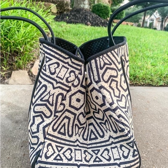 Neoprene Aztec Beach Tote Black & Cream - Picture 4 of 5